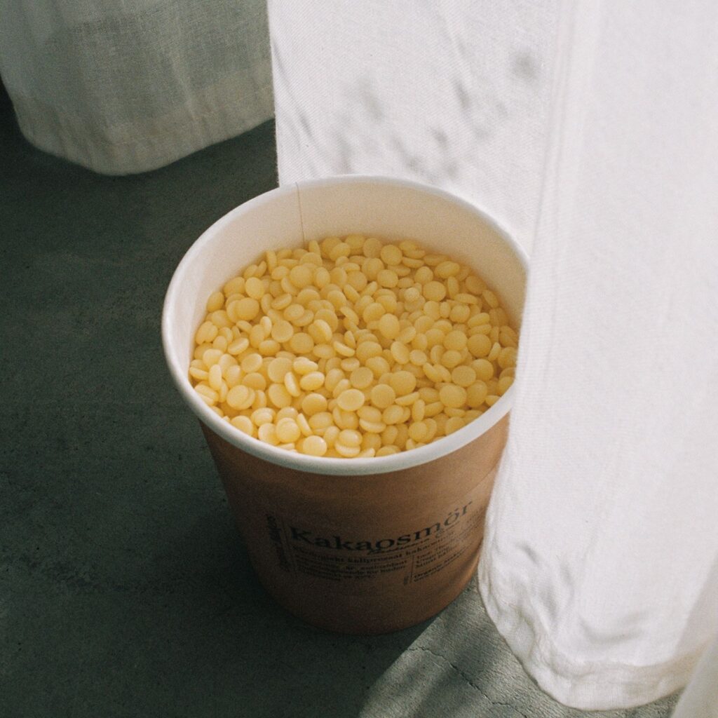 Kakaosmör ekologiskt. Pellets i pappburk