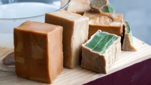 Äkta aleppotvålar tillverkade av Olivolja, Lagerbärsolja, vatten & lut (NaOH)