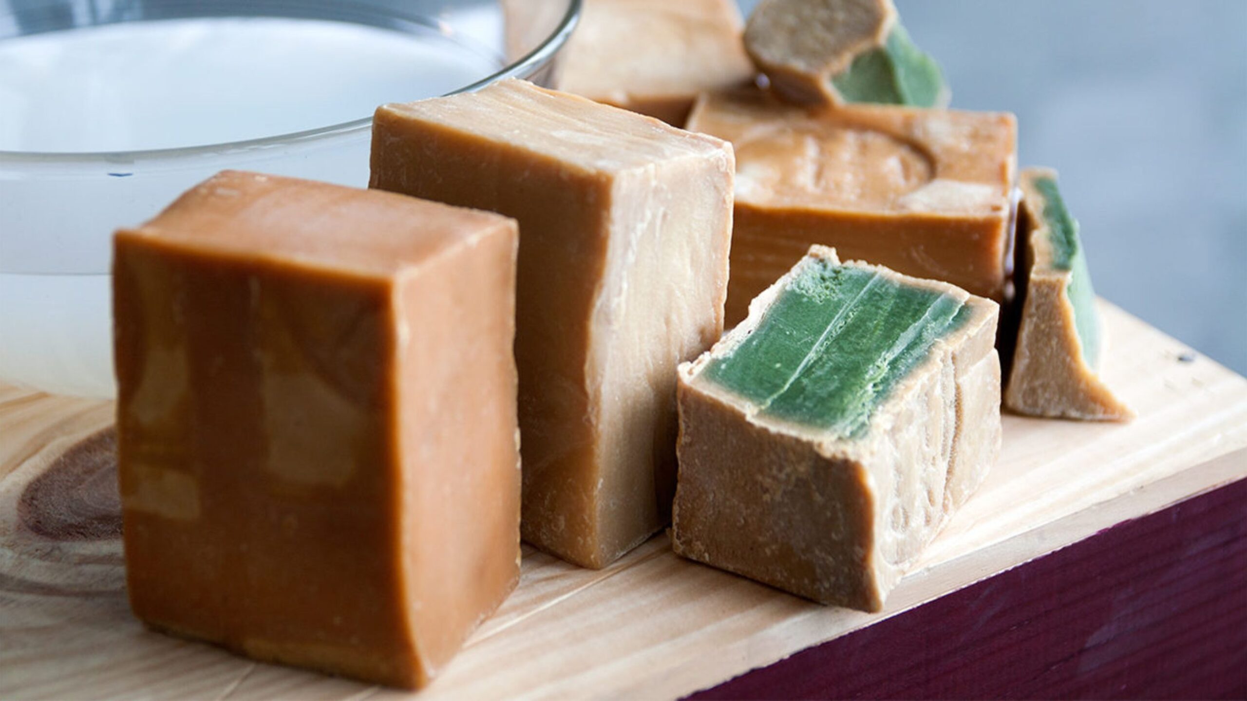 Äkta aleppotvålar tillverkade av Olivolja, Lagerbärsolja, vatten & lut (NaOH)