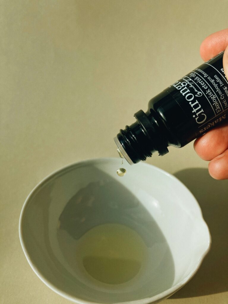 Eterisk olja citrongräs droppas i skål