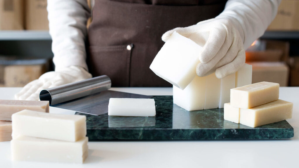 Egentillverkad kallrörd tvål - lär dig hur du gör