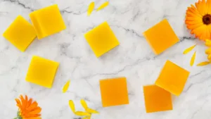 DIY ringblomstvål av Melt & Pour tvålmassa - organicmakers.se