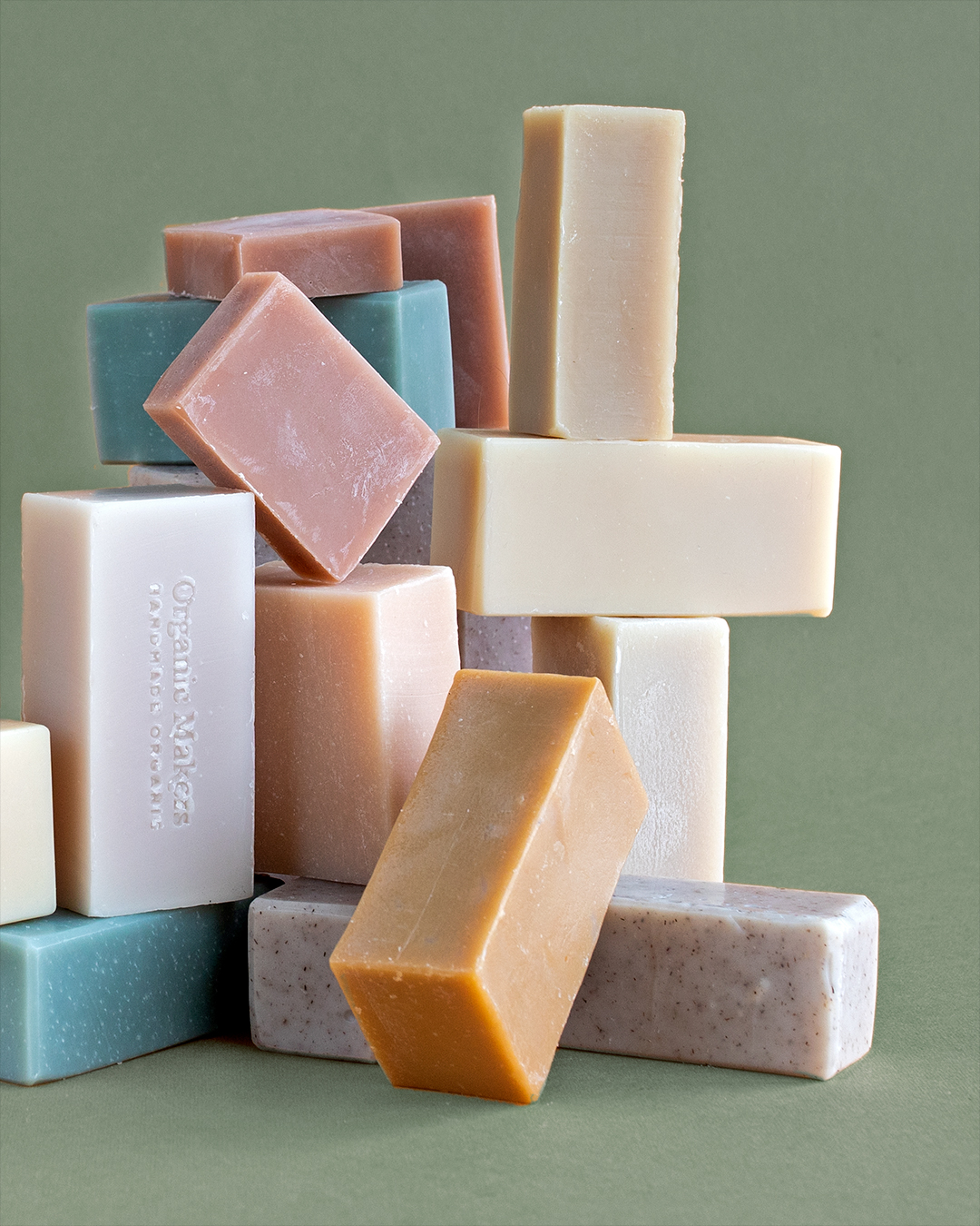 Handgjord kallrörd ekologisk hårdtvål med naturliga tillsatser - organicmakers.se