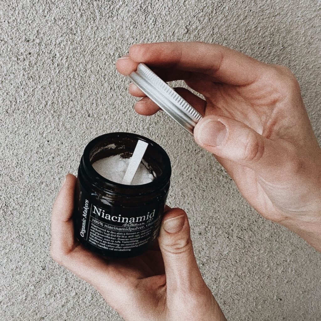 Niacinamide i glasburk med doseringsskopa
