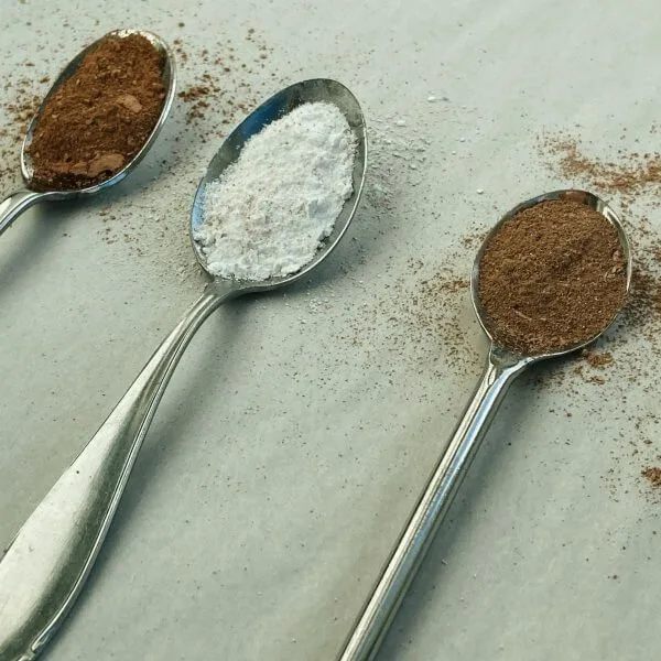 Mineraler, zinkoxid och titanoxid för hudvård, makeup och solskydd