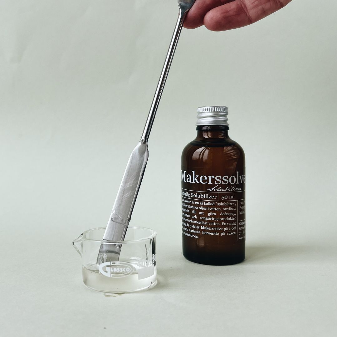 Makerssolve solubilizer för att lösa eteriska oljor i vatten och göra micellärvatten