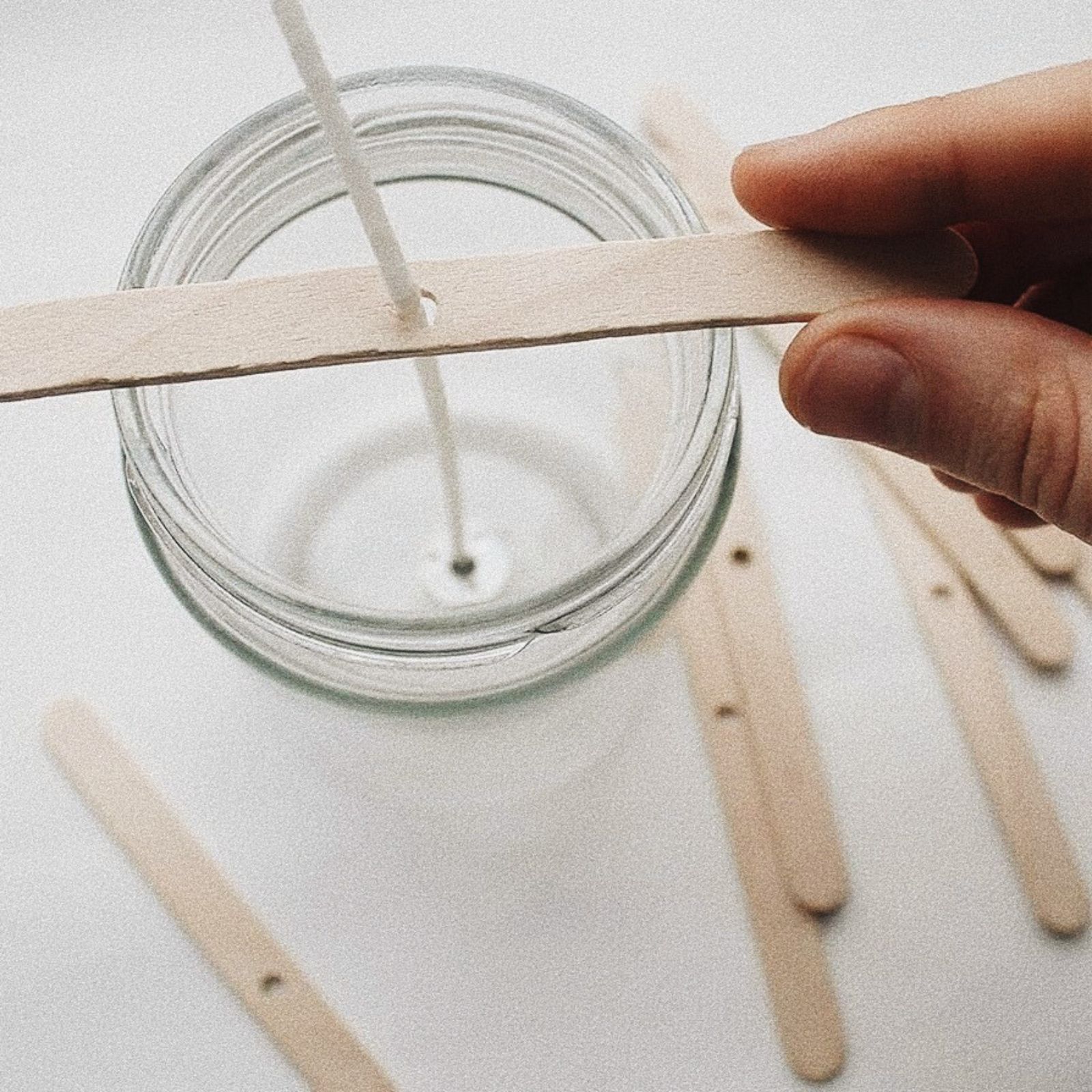 Vekcentrerare i trä för att göra doftljus i burkar och glas