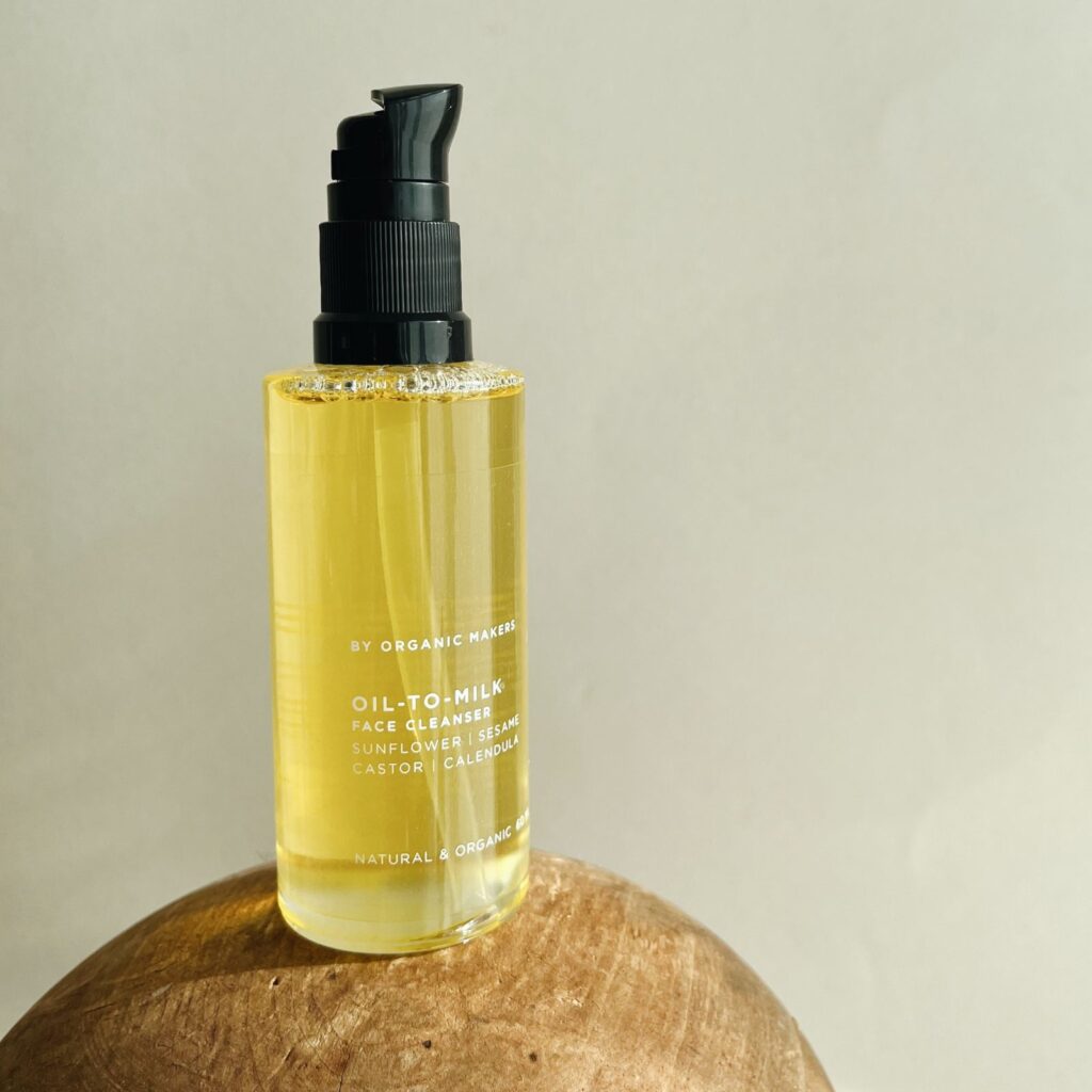 Oil-to-milk cleanser - by Organic Makers