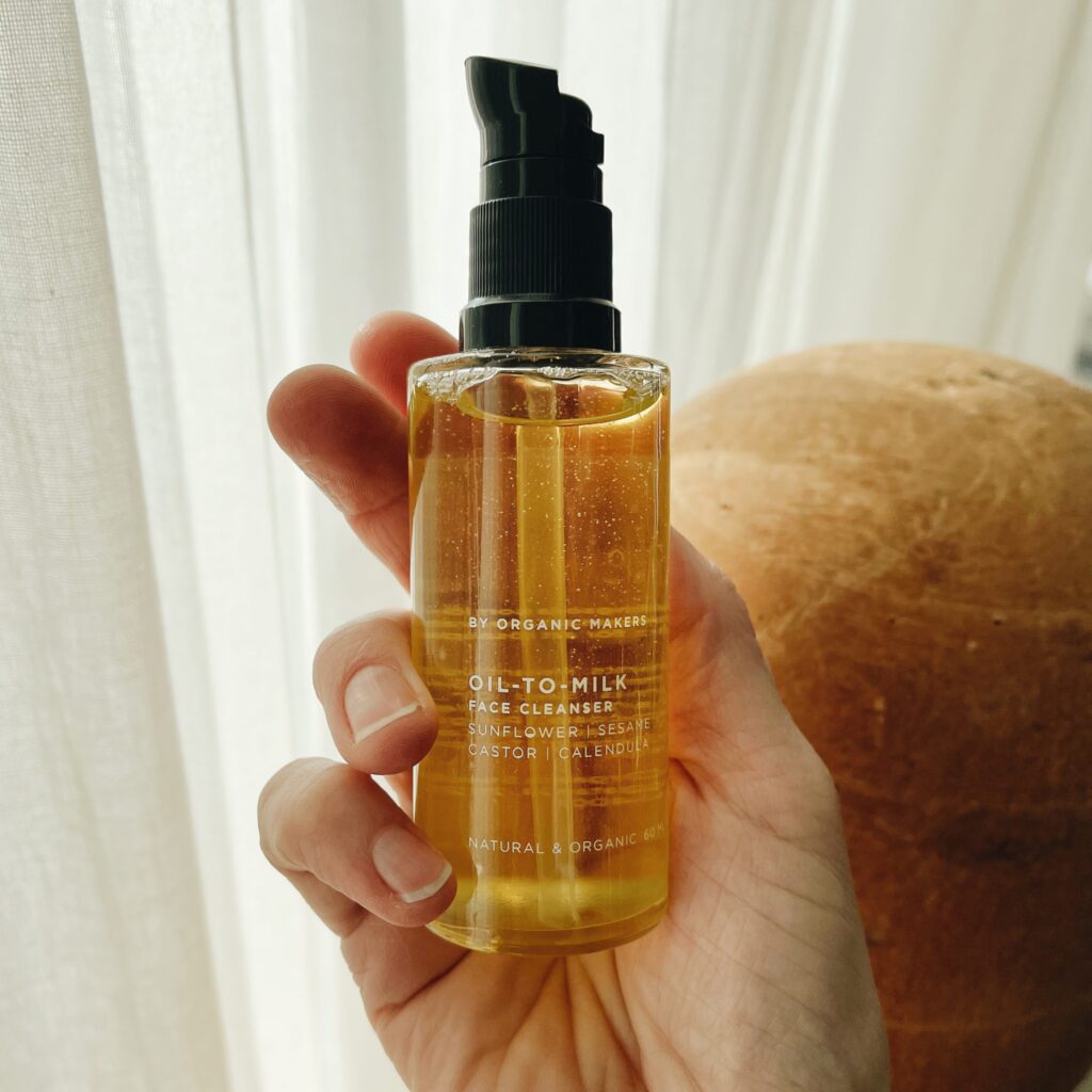 Oil-to-milk cleanser - by Organic Makers